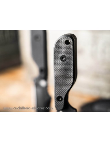 Cuchillo Boker Plus Kagat 02BP0001 con hoja en acero carbono 1095, empuñadura de G10.