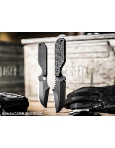 Cuchillo Boker Plus Kagat 02BP0001 con hoja en acero carbono 1095, empuñadura de G10.