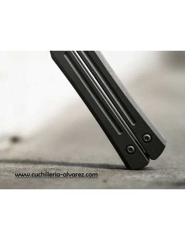 Boker Plus Faction 06EX115 con hoja en acero inoxidable CPM-S35V, empuñadura de titanio.